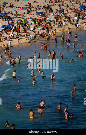 Dicembre 30, 2017: temperature oltre i 35 gradi Celsius tirare di masse di persone per la città affollate spiagge di Sydney, qui la spiaggia di Bondi, Sydney, Austral Foto Stock