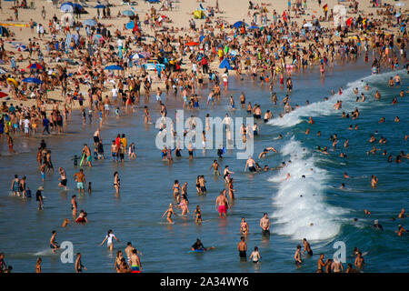 Dicembre 30, 2017: temperature oltre i 35 gradi Celsius tirare di masse di persone per la città affollate spiagge di Sydney, qui la spiaggia di Bondi, Sydney, Austral Foto Stock