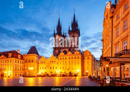 Alba sulla piazza della città vecchia di Praga, Cechia. Foto Stock