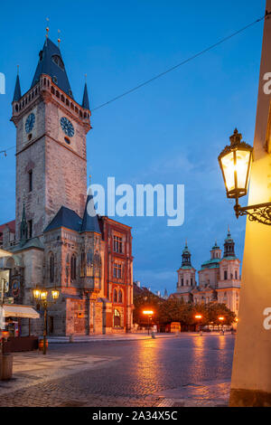 Alba sulla piazza della città vecchia di Praga, Cechia. Foto Stock