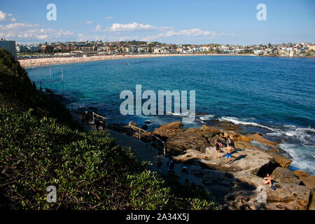 Dicembre 30, 2017: temperature oltre i 35 gradi Celsius tirare di masse di persone per la città affollate spiagge di Sydney, qui la spiaggia di Bondi, Sydney, Austral Foto Stock