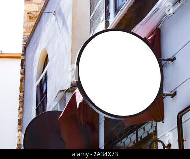 Cartello mockup e modello di cornice vuota per un logo o un testo sulla strada esterna città Pubblicità shop sfondo, moderno stile piatto Foto Stock