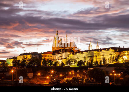 La notte scende al castello di Hradcany a Praga Cechia. Foto Stock