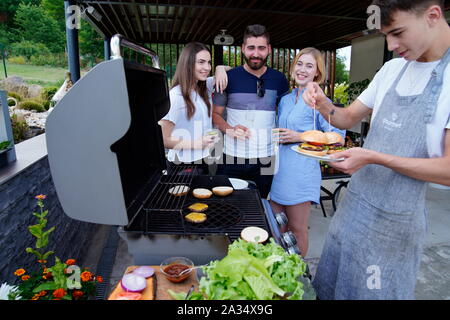 Giovani al barbecue, Carlsbad, Repubblica Ceca Foto Stock