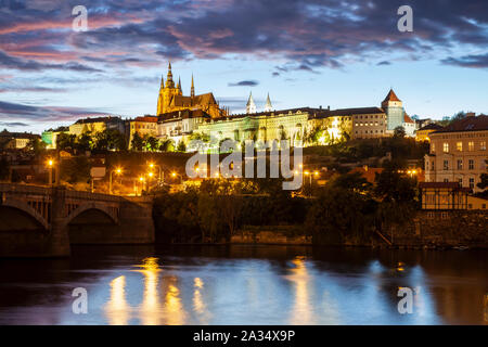 La notte scende a Hradcany il Castello di Praga. Foto Stock