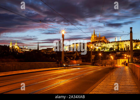 La notte scende al castello di Hradcany a Praga, Repubblica Ceca. Foto Stock