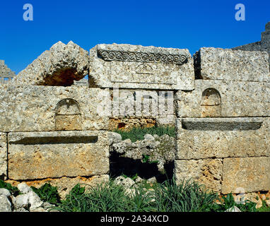 Balshoon, Siria. Città morta di Serjilla, fondata nel 473 A.C. Le rovine di una chiesa cristiana. Dettagli architettonici. (Foto scattata prima della Siria Guerra civile). Foto Stock