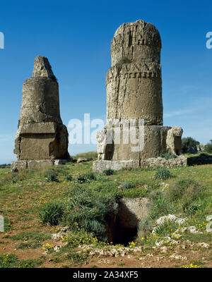 La Siria. Amrit Marathos o. Antica città fenicia, fondata nel III millennio A.C. Torri di sepoltura chiamato 'al Maghazil' o i mandrini. (Foto scattata prima della Siria Guerra civile). Foto Stock