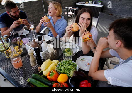 Giovani al barbecue, Carlsbad, Repubblica Ceca Foto Stock