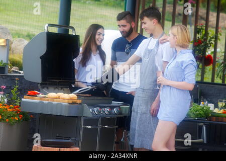 Giovani al barbecue, Carlsbad, Repubblica Ceca Foto Stock