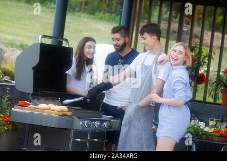 Giovani al barbecue, Carlsbad, Repubblica Ceca Foto Stock