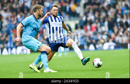 Brighton, Regno Unito. Il 5 ottobre 2019. Dale Stephens di Brighton sfide Eric Dier di speroni durante il match di Premier League tra Brighton e Hove Albion e Tottenham Hotspur alla Amex Stadium - solo uso editoriale. No merchandising. Per le immagini di calcio FA e Premier League restrizioni si applicano inc. no internet/utilizzo mobile senza licenza FAPL - per i dettagli contatti Football Dataco : credito Simon Dack TPI / Alamy Live News Foto Stock