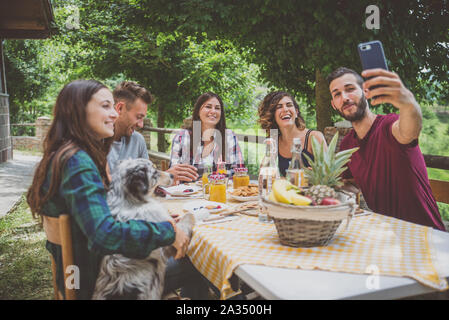 Gruppo di amici di trascorrere del tempo facendo un pic-nic Foto Stock