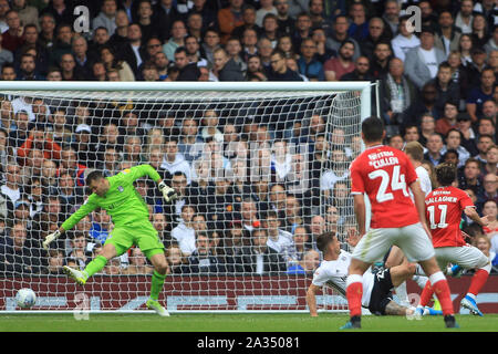 Londra, Regno Unito. 05 ott 2019. Conor Gallagher di Charlton Athletic (11) punteggi della sua squadra il primo obiettivo. EFL Skybet partita in campionato, Fulham v Charlton Athletic a Craven Cottage di Londra sabato 5 ottobre 2019. Questa immagine può essere utilizzata solo per scopi editoriali. Solo uso editoriale, è richiesta una licenza per uso commerciale. Nessun uso in scommesse, giochi o un singolo giocatore/club/league pubblicazioni . pic da Steffan Bowen/Andrew Orchard fotografia sportiva/Alamy Live news Credito: Andrew Orchard fotografia sportiva/Alamy Live News Foto Stock
