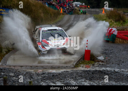 Hafren, UK. 05 ott 2019.SS13 dolce agnellino Hafren, Rally Galles GB 2019 Stadio 13: Kris Meeke & Co pilota Sebastian Marshall a competere in Toyota Yaris WRC per Toyota Gazoo Racing WRT entra in acqua splash a dolce agnellino Credito: Gareth Dalley/news immagini Foto Stock