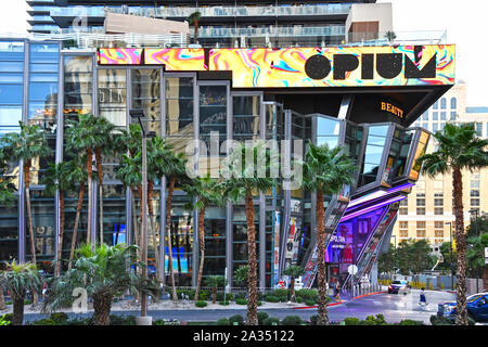 Il Cosmopolitan di Las Vegas NV, STATI UNITI D'AMERICA 10-03-18 attraverso la striscia dal Planet Hollywood, questo elegante hotel presenta vedute dell'adiacente fontane del Bellagio Foto Stock