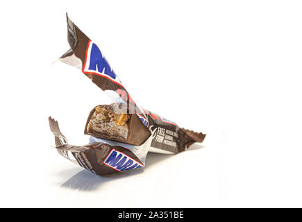 SWINDON, Regno Unito - 5 ottobre 2019: Mezza Maratona mangiato Reto edition da Snickers barrette di cioccolato su uno sfondo bianco Foto Stock