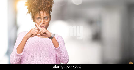 Bella giovane americano africano donna che indossa gli occhiali su sfondo isolato rifiuto espressione dita incrociate facendo segno negativo Foto Stock