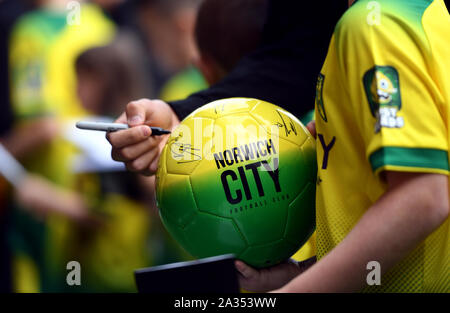 Norwich City portiere Michael McGovern firma autografi per i fan prima della Premier League a Carrow Road, Norwich. Foto Stock