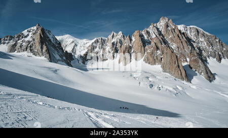 Vista del Mont Maudit, Mont Blanc du Tacul e in lontananza il Mont Blanc vertice con in primo piano il ghiacciaio massiccia Foto Stock