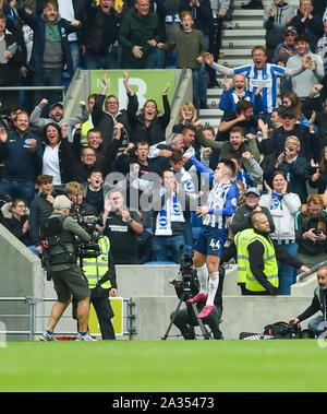 Brighton, Regno Unito. 5 Ottobre 2019.Aaron Connolly di Brighton celebra il loro punteggio terzo obiettivo durante il match di Premier League tra Brighton e Hove Albion e Tottenham Hotspur alla Amex Stadium - solo uso editoriale. No merchandising. Per le immagini di calcio FA e Premier League restrizioni si applicano inc. no internet/utilizzo mobile senza licenza FAPL - per i dettagli contatti Football Dataco : credito Simon Dack TPI / Alamy Live News Foto Stock