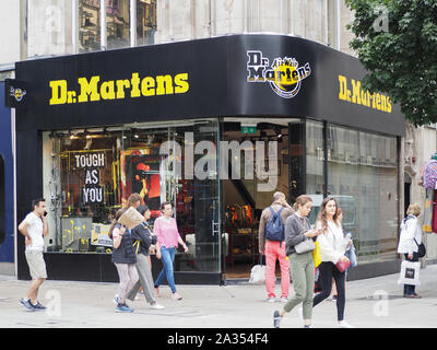 LONDON, Regno Unito - CIRCA NEL SETTEMBRE 2019: Dr Martens storefront Foto Stock