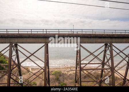 Binari del treno lungo l'oceano pacifico. Goleta, California, USA. Foto Stock