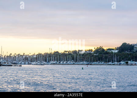 Guardando verso Santa Barbara Porto. Santa Barbara, California, Stati Uniti d'America. Foto Stock