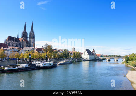 Regensburg: fiume Donau (Danubio), Steinerne Brücke (ponte di pietra), la chiesa di San Pietro - la Cattedrale di Ratisbona in Oberpfalz, Alto Palatinato, Bayer