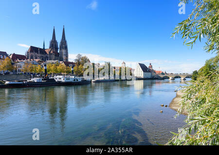Regensburg: fiume Donau (Danubio), Steinerne Brücke (ponte di pietra), la chiesa di San Pietro - la Cattedrale di Ratisbona in Oberpfalz, Alto Palatinato, Bayer