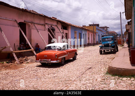 Auto classica e un vecchio carrello in Trinidad, Cuba