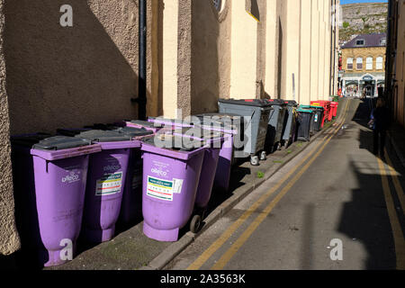 Grande sacco della spazzatura e cassonetti per il riciclaggio per vari raccolta selettiva in una strada laterale di Llandudno, Galles. Foto Stock