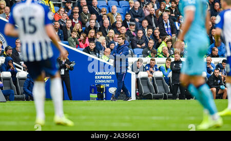 Brighton Regno Unito 5 ottobre - Tottenham manager Mauricio Pochettino guarda sconsolato durante il match di Premier League tra Brighton e Hove Albion e Tottenham Hotspur alla Amex Stadium - solo uso editoriale. No merchandising. Per le immagini di calcio FA e Premier League restrizioni si applicano inc. no internet/utilizzo mobile senza licenza FAPL - per i dettagli contatti Football Dataco : credito Simon Dack TPI / Alamy Live News Foto Stock