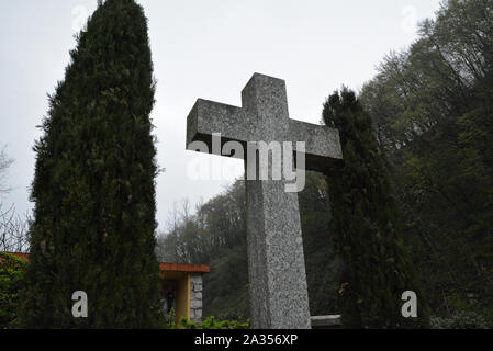 Grande croce cattolica al cimitero di Longone al Segrino Foto Stock