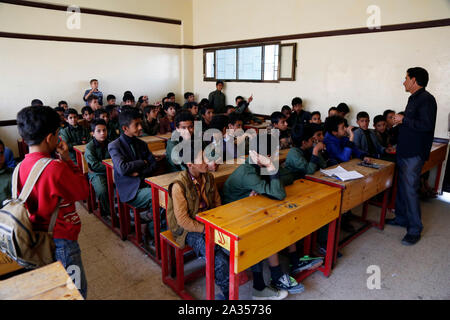 Sanaa. 5 Ottobre, 2019. Un insegnante yemenita dà agli studenti una lezione presso una scuola in Sanaa, Yemen, il 5 ottobre, 2019, il mondo degli insegnanti di giorno. Credito: Mohammed Mohammed/Xinhua/Alamy Live News Foto Stock