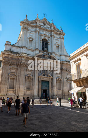 La facciata della chiesa di Santa Irene (Chiesa di Sant'Irene) da Via Vittorio Emanuele II in Lecce, Puglia (Puglia) nel Sud Italia Foto Stock