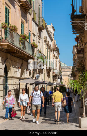 I turisti sulla Via Giuseppe Palmieri che conduce a Porta Napoli (napoletano Gate) in Lecce, Puglia (Puglia) nel Sud Italia Foto Stock