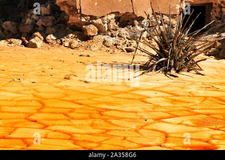 Colorato arancione sedimenti depositati in un lago a secco di una vecchia miniera abbandonata di Mazarron, Spagna Foto Stock