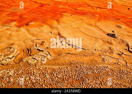 Colorato arancione sedimenti depositati in un lago a secco di una vecchia miniera abbandonata di Mazarron, Spagna Foto Stock