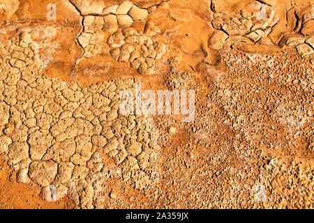 Colorato arancione sedimenti depositati in un lago a secco di una vecchia miniera abbandonata di Mazarron, Spagna Foto Stock