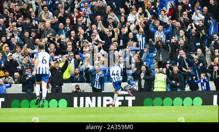 Brighton Regno Unito 5 ottobre - Aaron Connolly di Brighton celebra il disprezzo g il terzo obiettivo durante il match di Premier League tra Brighton e Hove Albion e Tottenham Hotspur alla Amex Stadium - solo uso editoriale. No merchandising. Per le immagini di calcio FA e Premier League restrizioni si applicano inc. no internet/utilizzo mobile senza licenza FAPL - per i dettagli contatti Football Dataco : credito Simon Dack TPI / Alamy Live News Foto Stock