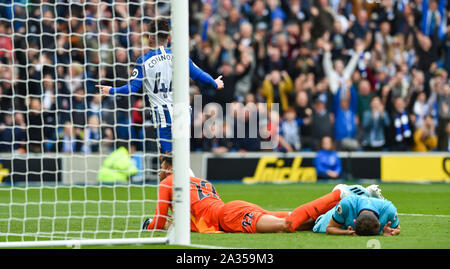 Brighton Regno Unito 5 ottobre - Difesa spinge guarda sconsolato come Aronne Connolly dei punteggi di Brighton il loro secondo obiettivo durante il match di Premier League tra Brighton e Hove Albion e Tottenham Hotspur alla Amex Stadium - solo uso editoriale. No merchandising. Per le immagini di calcio FA e Premier League restrizioni si applicano inc. no internet/utilizzo mobile senza licenza FAPL - per i dettagli contatti Football Dataco : credito Simon Dack TPI / Alamy Live News Foto Stock