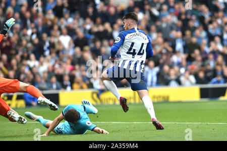 Brighton Regno Unito 5 ottobre - Aaron Connolly dei punteggi di Brighton il loro secondo obiettivo durante il match di Premier League tra Brighton e Hove Albion e Tottenham Hotspur alla Amex Stadium - solo uso editoriale. No merchandising. Per le immagini di calcio FA e Premier League restrizioni si applicano inc. no internet/utilizzo mobile senza licenza FAPL - per i dettagli contatti Football Dataco : credito Simon Dack TPI / Alamy Live News Foto Stock