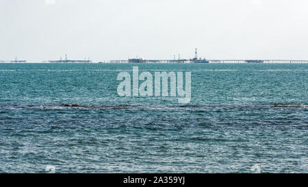 Offshore piattaforme di petrolio in mare blu Foto Stock