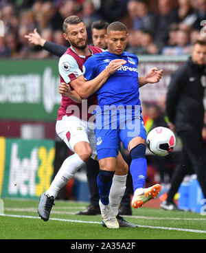 Burnley's Erik Pieters (sinistra) e Everton's Richarlison (destra) battaglia per la palla durante il match di Premier League a Turf Moor, Burnley. Foto Stock