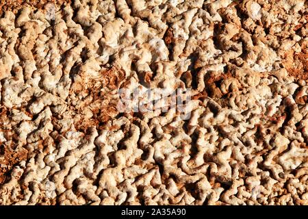 Colorato arancione sedimenti depositati in un lago a secco di una vecchia miniera abbandonata di Mazarron, Spagna Foto Stock