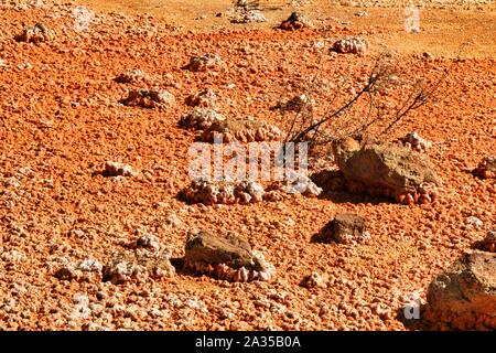 Colorato arancione sedimenti depositati in un lago a secco di una vecchia miniera abbandonata di Mazarron, Spagna Foto Stock