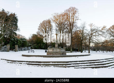 Una vecchia fontana di granito nel centro di Victoria Park, Aberdeen, Scozia Foto Stock