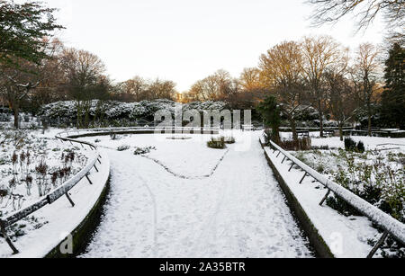 Un piccolo giardino panoramico coperto da neve in Victoria Park, Aberdeen, Scozia Foto Stock