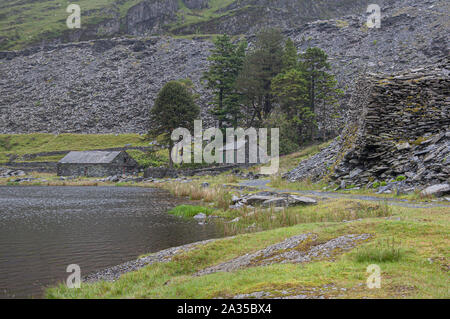 Edifici abbandonati, Cwm Orthin e Rhosydd cave di ardesia, Blaenau Ffestiniog, N Galles Foto Stock